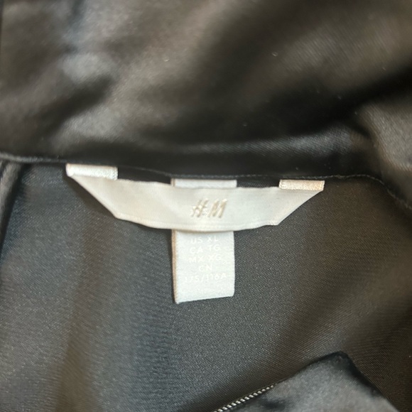 Elegant Black Dress - Picture 3 of 3